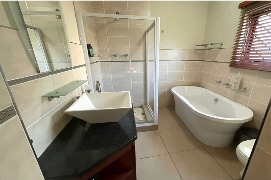 4 Bedroom Property for Sale in Somerset Ridge Western Cape